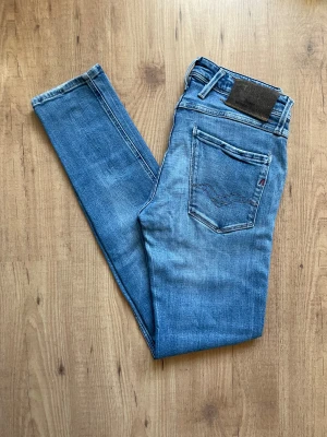 Replay anbass jeans - Toppen skick W29 L32 Slimfit, skönt flex material Finns fler liknande designer i min profil Fråga om ni tänker på något så svarar jag så fort jag kan 🙌