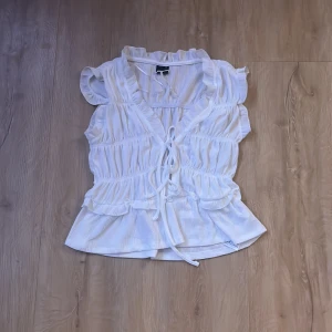 Vit blus  från Gina Tricot!! - Supersöt vit blus från Gina Tricot i storlek XXS. Tyvärrr för liten, helt ny utan några defekter!!💕 PROS KAN DISKUTERAS!!!!