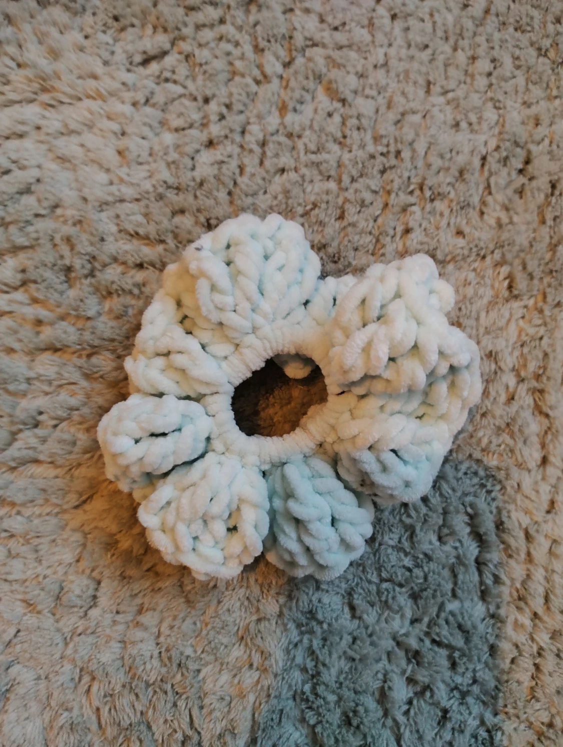 Mintgrön virkad scrunchie