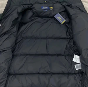 Ralph Lauren Vinter Jacka - Säljer en Ralph Lauren winter jacka nu inför vintern!Helt ny den är mörkblå