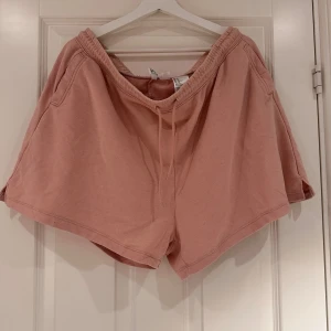 Shorts - Lång kjol från H&M i storlek L. Vit underkjol och slits som börjar vid knäna på båda sidor! Använd 1 gång så mycket gott skick!💕