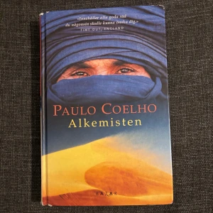 Alkemisten - En inspirerande berättelse om Santiago, en ung andalusisk herde som följer sin dröm att hitta en skatt. Boken är fylld av visdom om att lyssna till sitt hjärta och följa sina drömmar. 
