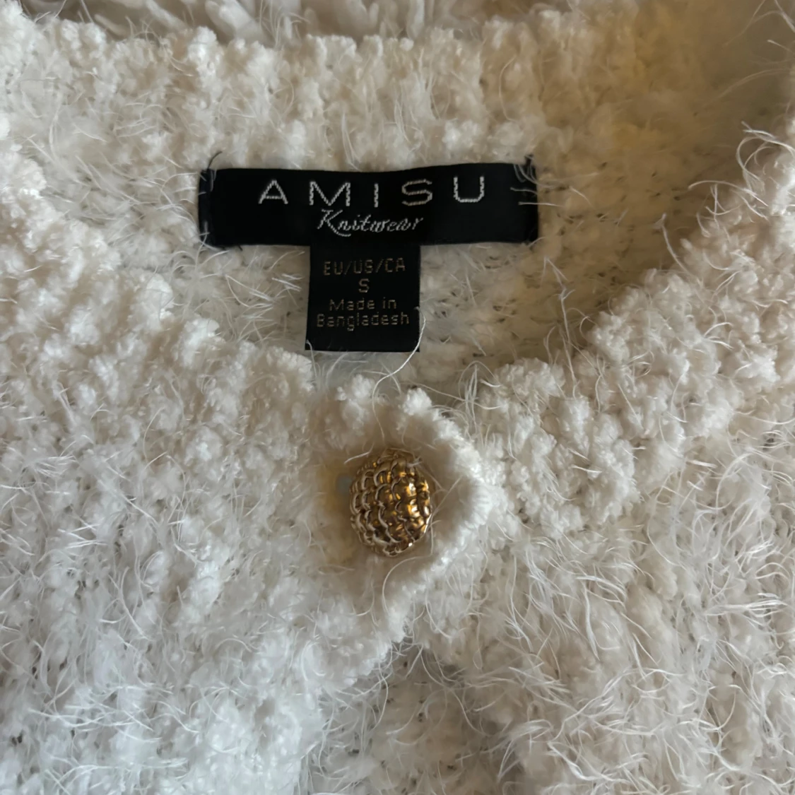 Vit fluffig kofta från Amisu med guldknappar - 1