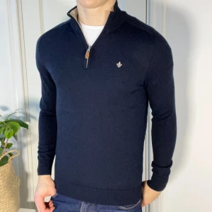 Morris half zip 100% merino wool - Morris halfzip 100% merino wool,  en personlig favorit! Sitter najs, väldigt skön inuti och fin färg. Modellen är 180 cm 75 kg och bär M. Inga defekter👌