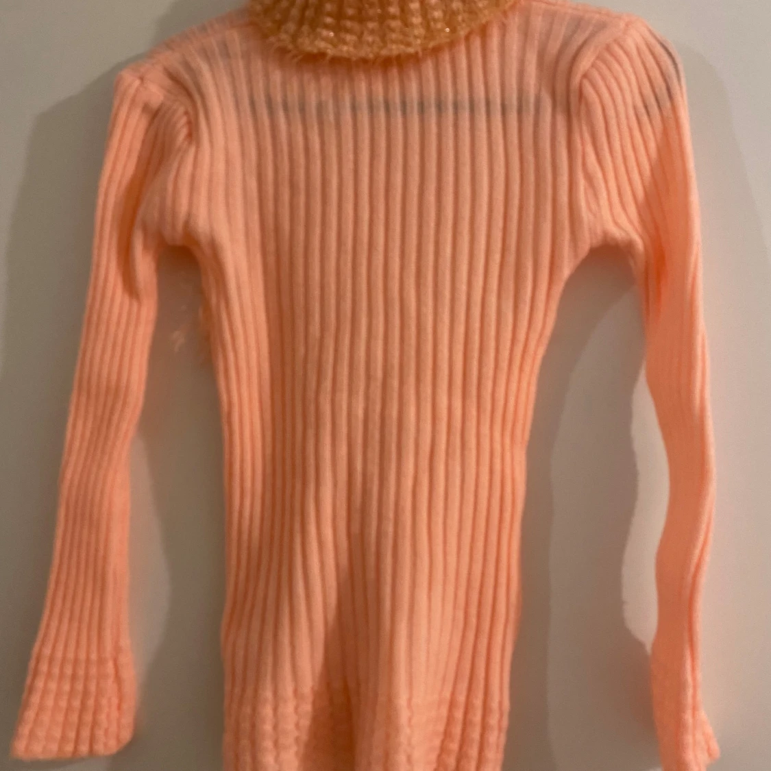 Ljus orange ribbad polotröja med blommor - 1