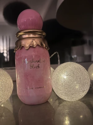 Marshmallow Blush parfym - Snygg rosa parfymflaska med lekfull design från Paris Corner. Perfekt för dig som vill sticka ut och addera en söt touch till din samling. Namnet Marshmallow Blush ger en hint om stilen. Volym och ingredienser syns ej på bilderna.