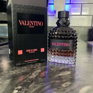 Valentino Uomo Born In Roma Intense - Stilren och modern parfym från Valentino, Born In Roma Intense. Flaskan rymmer 100 ml Eau de Parfum Intense. Perfekt för dig som vill sticka ut med en exklusiv doft.