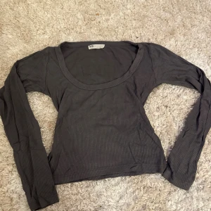 Långärmad topp  - Säljer en mörkgrå ribbad långärmad topp från stradivarius med rundad halsringning. 