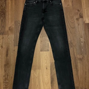 Svarta jeans från Calvin Klein Jeans W31 och L34 - Snygga svarta jeans från Calvin Klein jeans med storlek 