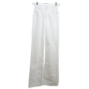 Vita vida jeans från Zara - Vita jeans från Zara med vida ben. Precis köpta