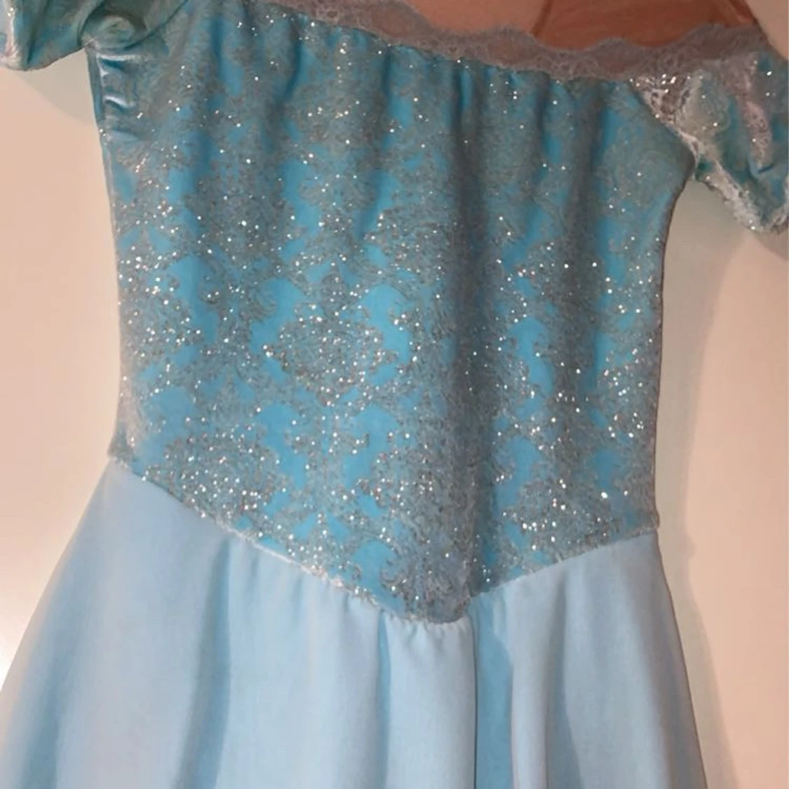 Blå glittrig konståkningsklänning med mesh - 1