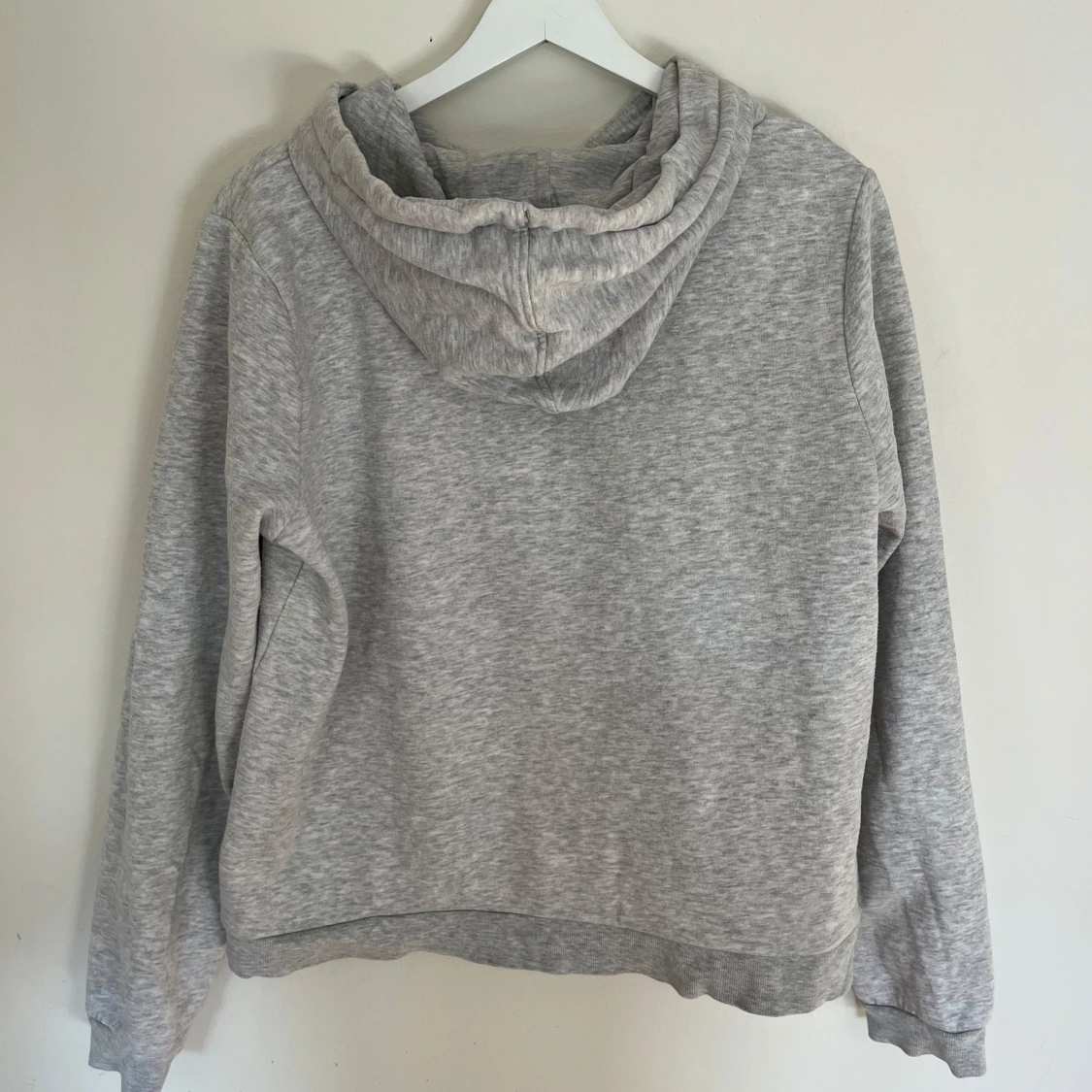 Grå hoodie med huva och ficka - 2
