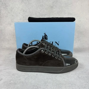 LANVIN DBB1 CAP TOE SNEAKER - – Condition: 9/10  - Size: 41/UK  – What is included: Dustbag  – Retail price: 5500 + SEK  Please note that Lanvins fit big and our recommendation is to go one size down