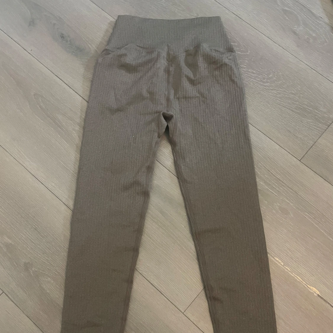 Bruna ribbade leggings från Aim'n - 1