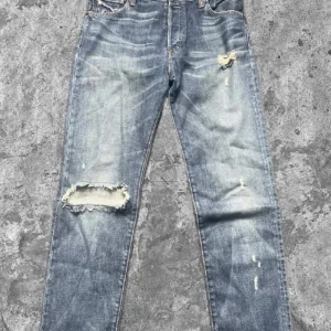 Blå jeans från Denim and Supply Ralph Lauren - Snygga sällsynta blå jeans från denim and supply med  galen fade och sköna slitningar. Storlek w28 men sitter mer som W29 L33.  Sitter mellan slim och straight. Kom gärna med frågor. Pris kan diskuteras🤝