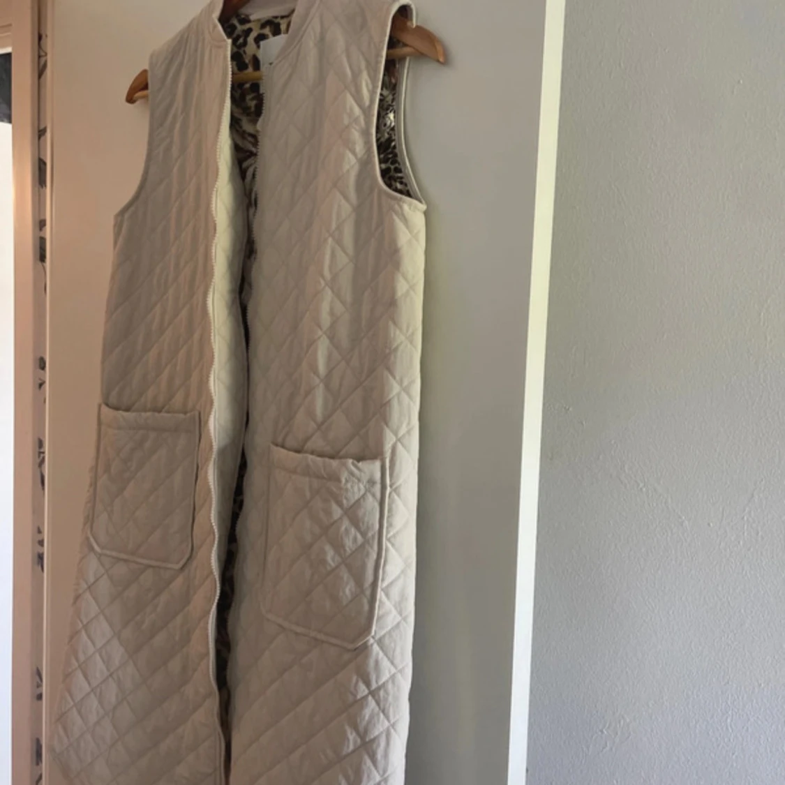 Lång quiltad beige väst med leopardfoder - 2
