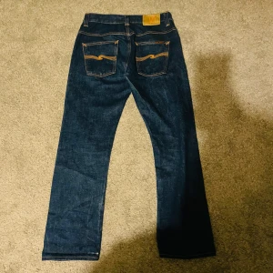 Nudie Jeans - Nudie jeans model hank rey lite vita prickar