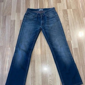 Acne Studio blå raka jeans 32/34 - Säljer ett par klassiska blå jeans från Acne Studio. Jeansen har raka ben, hör av dig vid minsta fundering:)