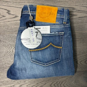 Jacob Cohen jeans 622 - Säljer dessa HELT NYA väldigt snygga Jacob Cohen jeans 622 i storlek 33🔥dessa jeans kostar ≈5000kr+ i butik men på style supply 1599kr. Har du några funderingar eller vill ha mått så är det bara och kontakta😊priset går att förhandla vid snabb affär👍