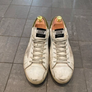 Golden Goose - Tjena, säljer mina Golden Goose till ett bra pris! Storlek 43, 8/10 cond. Skriv om du har några frågor eller funderingar!