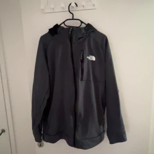 The north face hoodie - Den är fel tvättad så den har gått ner i storlek XL till M/L går att gå ner i pris 