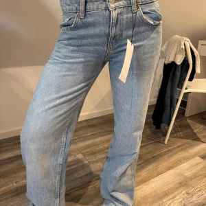  Populära Zara jeans  - Säljer ett par ljusblåa jeans från Z som tyvärr inte kommer till användning då jag har många liknande🤗