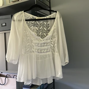 Vit blus - Jättefin vit blus!! Men mycket fint skick!!!