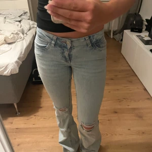 Lågmidjade jeans  - Säljer dessa populära lågmidjade jeansen från Nelly! Storlek 32. Knappt använda så de är väldigt fina i hålen💕 säljes då jag inte använder dem. Hör av er vid frågor🥰priset går att diskutera 