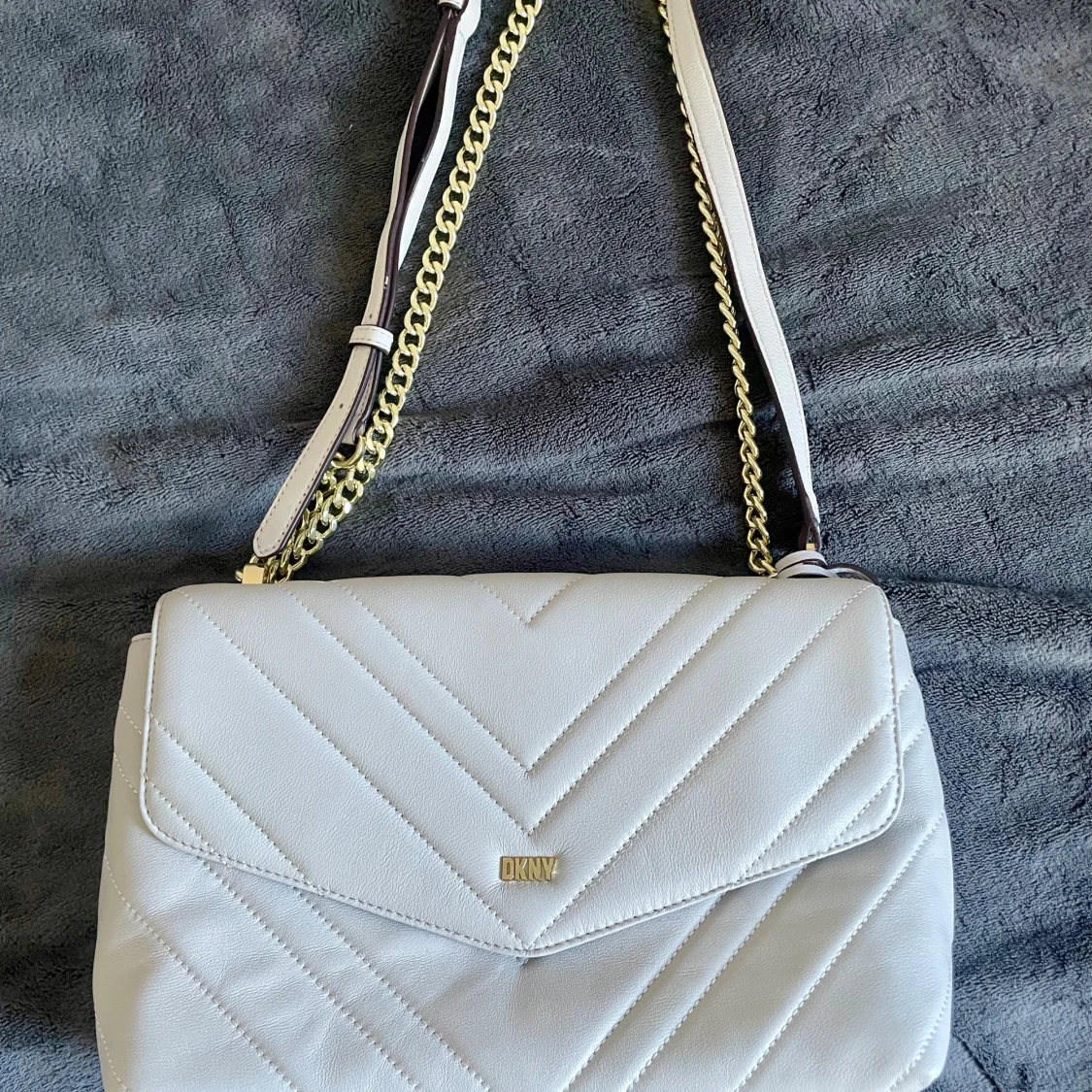 Vit quiltad axelväska från DKNY - 4