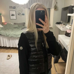 Moncler Cardigan Dam - Säljer nu Syrrans fina Moncler Cardigan då den inte används längre. Storleken är 2/M men  passar även S. Tveka inte på att höra av dig vid frågor Mvh. Mått👇🏼👇🏼👇🏼 📏 Ärmlängd: 58 cm 📏 Längd (axel till midja): 53 cm 📏 Midja: 41 cm 📏 Bröst: 45 cm
