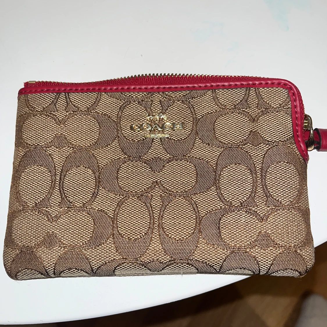 Coach plånbok med monogram och röd dragkedja