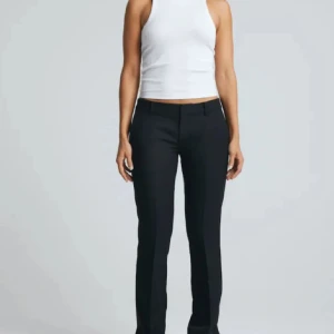 Svarta kostymbyxor låg midja bikbok - Snygga svarta kostymbyxor med låg midja Byxorna har klassisk passform och bälteshällor, perfekta för en clean och stilren look. Modellen heter Vera och är väldigt populär. Aldrig använda, säljer pga att de inte passar!