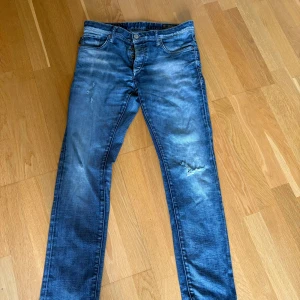 Jack and jones jeans - Säljer ett par riktigt fetta och sköna jack and jones jeans. Storleken är 31 30. Säljer dom pga att dom inte passar längre. Nypris cirka 700 så ett riktigt kapp! Kom pm vid fler frågor.