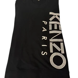  sweatshirt från Kenzo Paris - Svart sweatshirt från Kenzo Paris med stort vitt logotryck längs ena sidan. Tröjan har rund hals och är tillverkad i mjuk bomull.                                            Finns i Örebro!