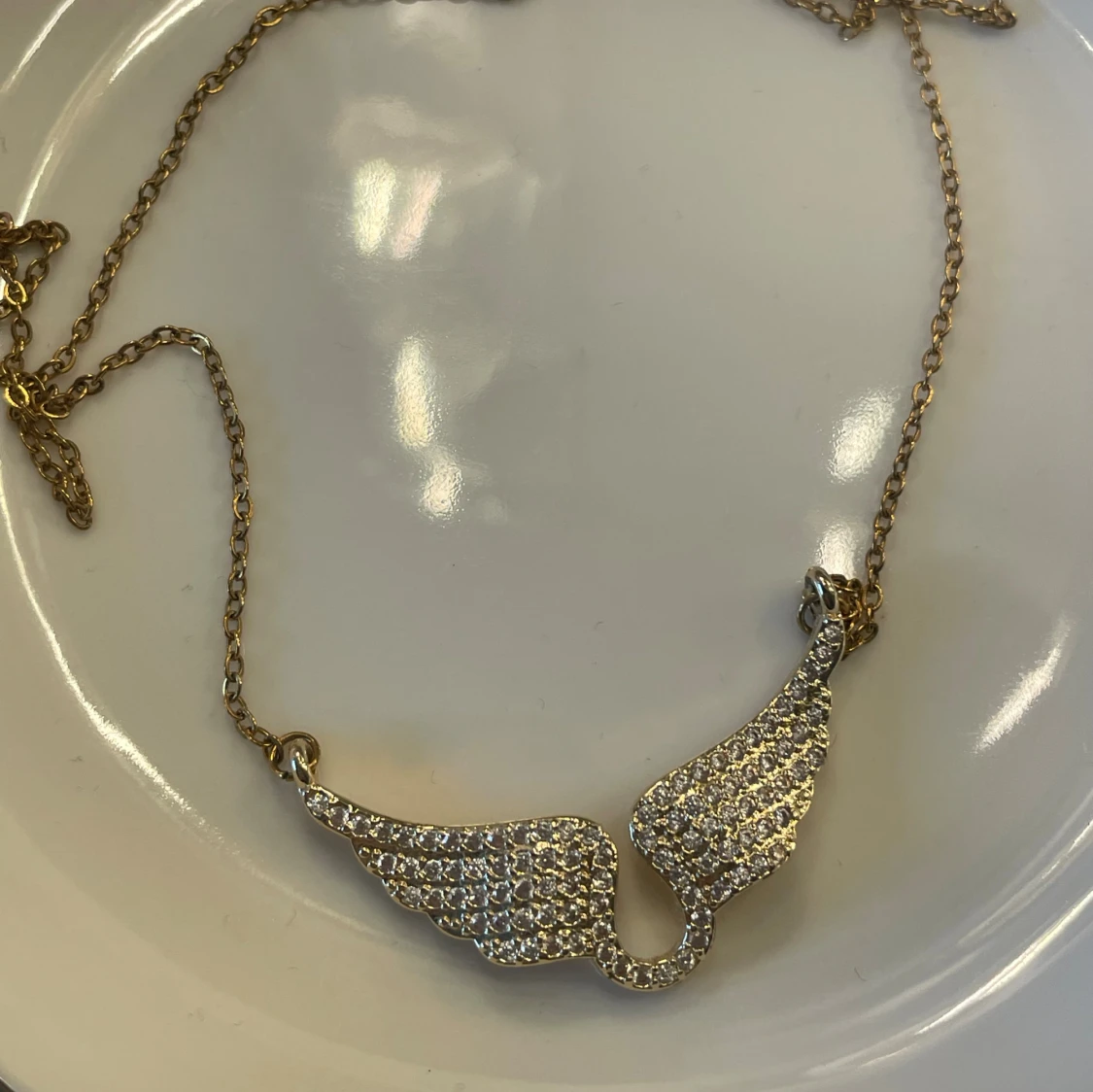 Guldigt halsband med glittriga vingar - 1