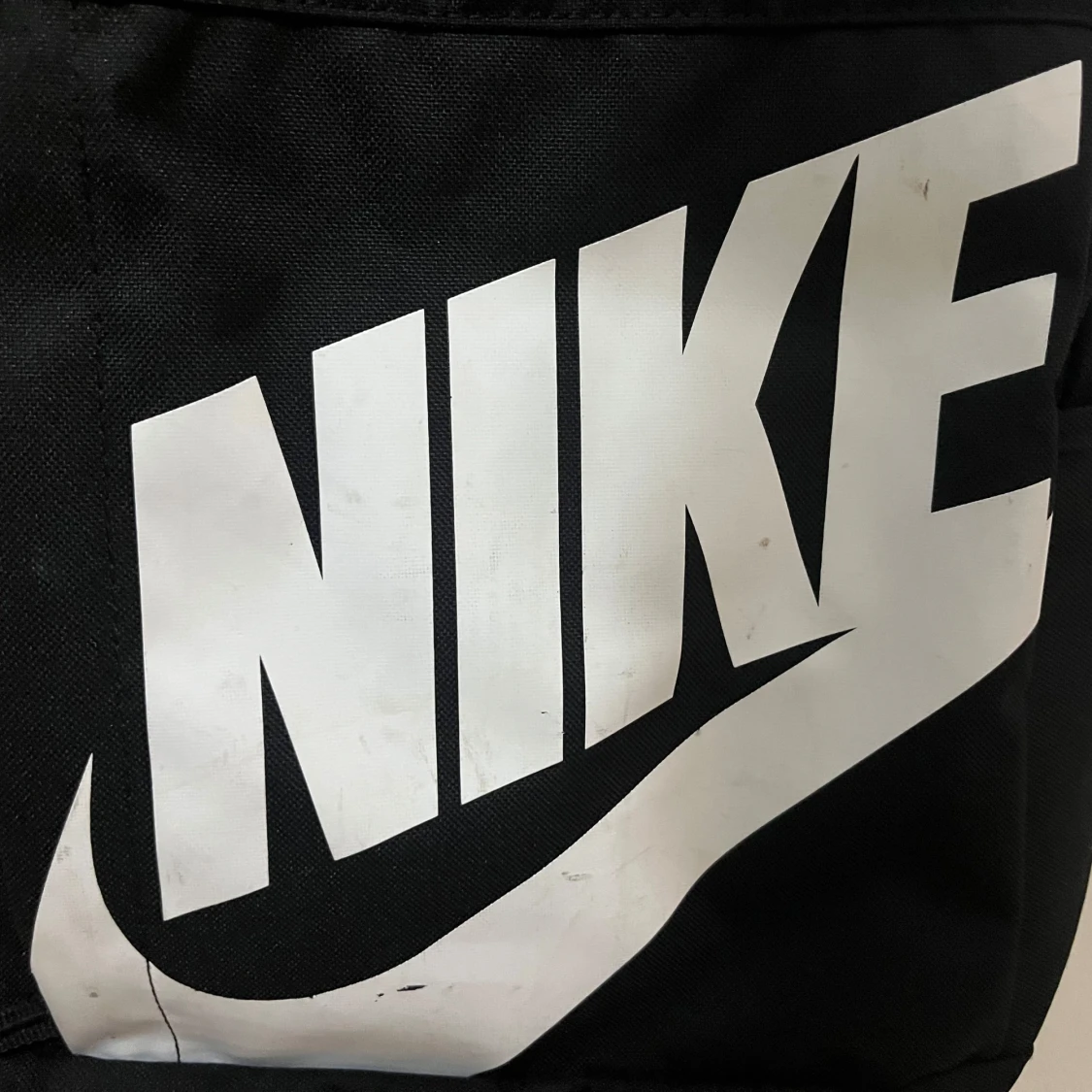 Svart ryggsäck från Nike med stor logga - 1