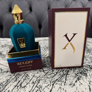 Xerjoff Erba Pura 100ml EdP - Lyxig och trendig parfym från Xerjoff, Erba Pura. Flaskan rymmer 100 ml Eau de Parfum. Perfekt för dig som vill sticka ut med en exklusiv doft och snygg design.