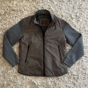 Massimo Dutti Cardigan: S - Säljer en super fin stickad cardigan ifrån Massimo Dutti. Jackan är i storlek M men sitter som S och är i perfekt skick😊 Vid fler funderingar är det bara att höra av sig☺️(Var inte rädda att skicka bud och checka in profilen för likande plagg)