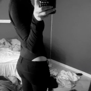 Svart långärmad body - Säljer en svart body med lång ärm och v-ringning framtill. Materialet är mjukt och stretchigt. Säljer pga används ej, passar till allt, kan diskutera pris 