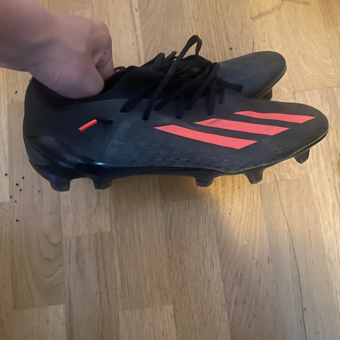 Svarta Adidas fotbollsskor med röda ränder - 1