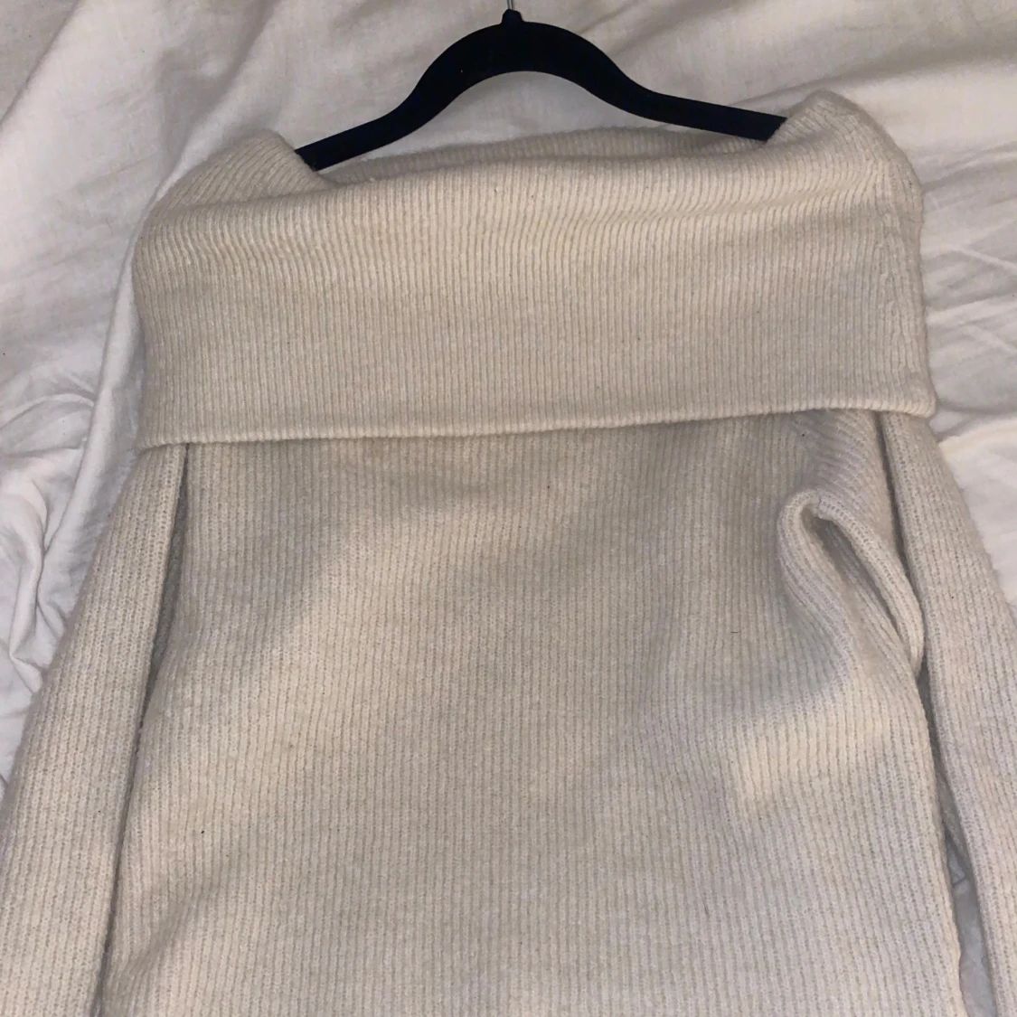 Beige offshoulder stickad tröja H&M