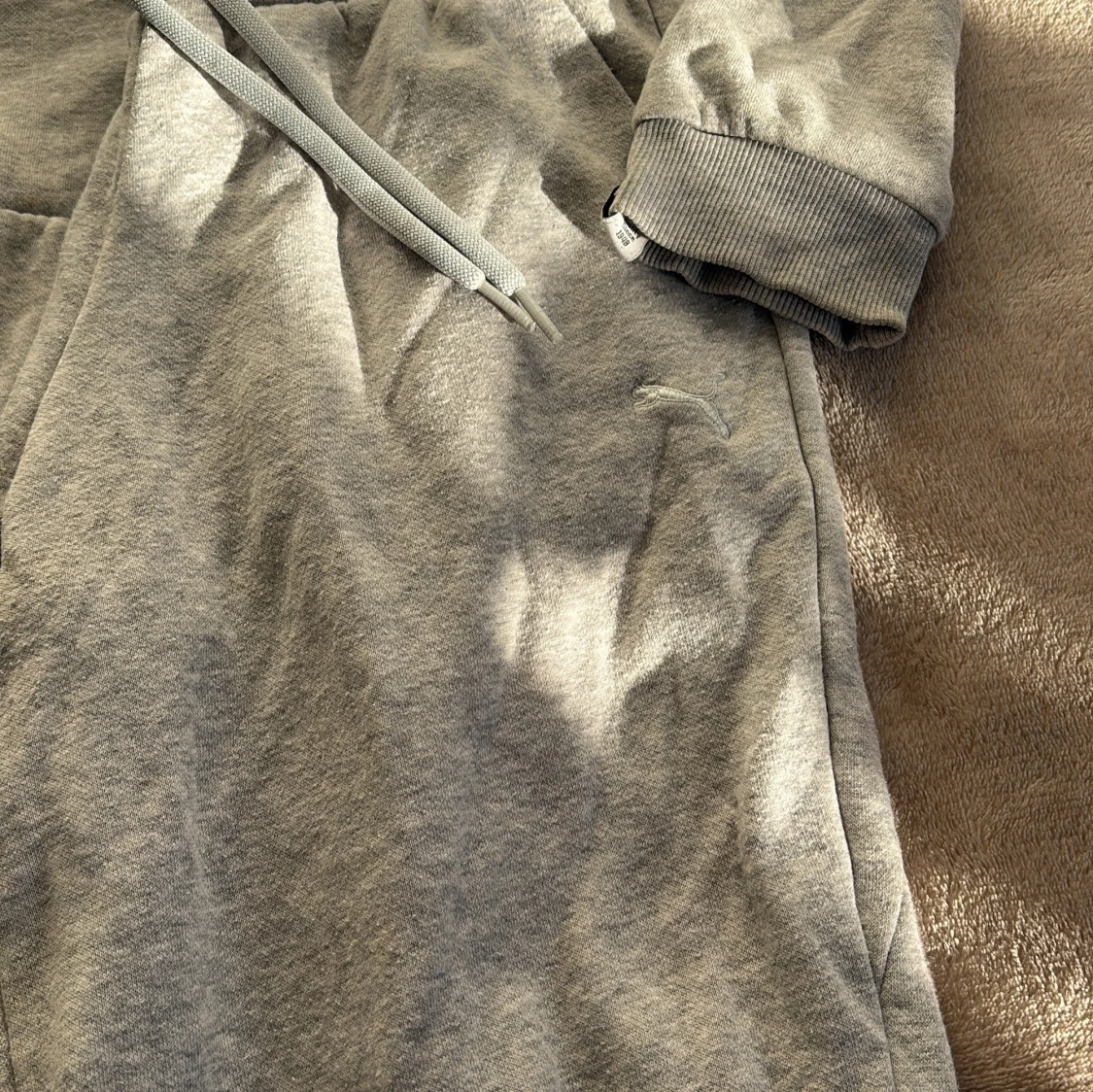 Grå mjukisbyxor från Puma - 2