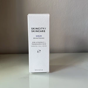 Serum - Serumet är aldrig använt, det innehåller vitamin C. Det är ett brightening serum från skincity/skincare. Skriv till min för frågor 🤍