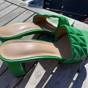 Gröna quiltade sandaler med klack - Snygga gröna klackar storlek 39