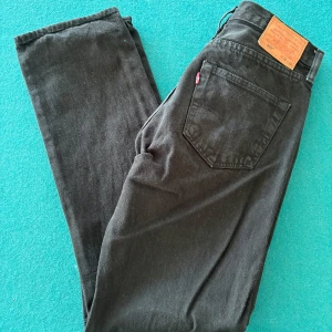 Två par Levi's 501 jeans W30 L32 - Klassiska Levi's 501 jeans med raka ben och femficksmodell. Jeansen har den ikoniska läderpatchen bak och silverfärgade nitar. Perfekt för dig som gillar tidlös stil och vill ha jeans som funkar till allt. Priset är för båda paren tillsammans. Skriv vid minsta fundering 