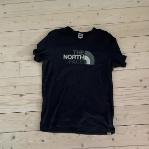 Svart t-shirt från The North Face - Svart t-shirt från The North Face i bomull.