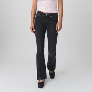 Svarta bootcut jeans från Gina tricot - Säljer ett par svarta jeans från Perfect Jeans i storlek 34. Modellen har bootcut-ben och är stretchiga. Low waist från gina. Skriv för fler bilder❣️