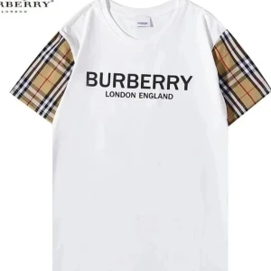 Vit Burberry t-shirt med rutiga ärmar - Vit t-shirt från Burberry med klassiskt svart tryck framtill och ikoniska rutiga ärmar i beige, svart och rött. T-shirten har rund hals och är tillverkad i mjuk bomull. Perfekt för dig som vill sticka ut med en stilren men ändå unik look.