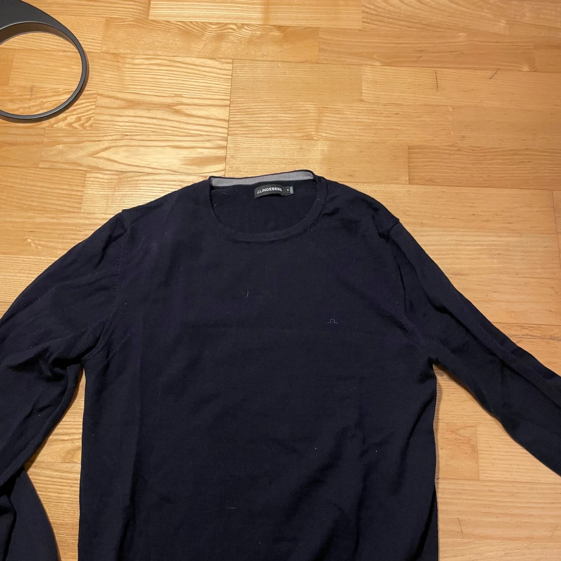 Mörkblå stickad tröja J.Lindeberg