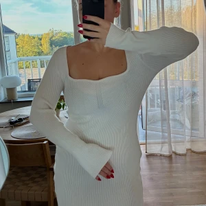 Vit ribbad klänning från H&M Di -  Figurnära passform och stretchigt material med 52% återvunnen polyester. Nyskick prislapp kvar